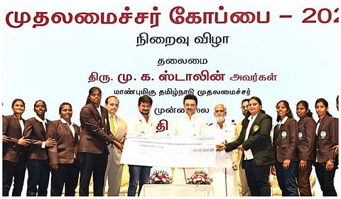 சென்னை நேரு உள் விளையாட்டரங்கத்தில் நேற்று நடைபெற்ற ‘முதலமைச்சர் கோப்பை - 2023’ மாநில அளவிலான போட்டிகள் நிறைவு விழாவில், 27-வது தேசிய மகளிர் கால்பந்து போட்டிகளில் தங்கப்பதக்கம் வென்ற தமிழ்நாடு அணி வீராங்கனைகளுக்கு ஊக்கத்தொகையாக ரூ.60 லட்சத்துக்கான காசோலையை முதல்வர் மு.க.ஸ்டாலின் வழங்கினார். உடன் இளைஞர் நலன் மற்றும் விளையாட்டு மேம்பாட்டுத் துறை அமைச்சர் உதயநிதி ஸ்டாலின், விளையாட்டு மேம்பாட்டு துறையின் கூடுதல் தலைமைச் செயலர் அதுல்ய மிஸ்ரா உள்ளிட்டோர்.