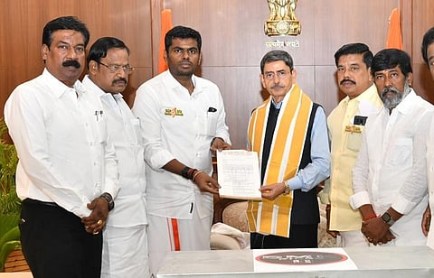 தமிழக ஆளுநர் ஆர்.என்.ரவியை பாஜக மாநிலத் தலைவர் அண்ணாமலை மற்றும் கட்சியின் முக்கிய நிர்வாகிகள் சந்தித்து திமுக ஃபைல்ஸ் பகுதி 2 தொடர்பான ஆவணங்களை வழங்கியுள்ளனர்.