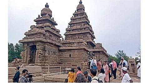 சென்னையில் நடைபெற்ற ஜி20 மாநாட்டில் பங்கேற்ற வெளிநாட்டு பிரதிநிதிகள் மாமல்லபுரம் கடற்கரை கோயிலை கண்டு ரசித்தனர்.