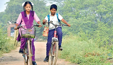 மிதிவண்டி கற்றலில் பெண் கல்வி