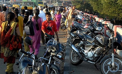 தன்னிச்சையாக வாகனங்களை நிறுத்தினால் நடவடிக்கை, பறிமுதல்: சென்னை மாநகராட்சி ஆணையர் எச்சரிக்கை