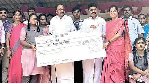 ரஷ்ய விண்வெளி கழகத்தை பார்வையிட ஜமீன் பல்லாவரத்தில் உள்ள மாநகராட்சி பள்ளி மாணவர்கள் 6 பேருக்கு வாய்ப்பு கிடைத்துள்ளது. அதில் 2 பேருக்கு பல்லாவரம் எம்எல்ஏ இ.கருணாநிதி நேற்று நடைபெற்ற நிகழ்ச்சியில் நிதி உதவி அளித்தார் . உடன் மாணவர்கள் மற்றும் ஆசிரியர்கள் . படம்: எம்.முத்துகணேஷ்