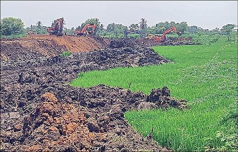 சேத்தியாதோப்பு அருகே வளையமாதேவி பகுதியில் என்எல்சி சுரங்க  விரிவாக்க பணிக்காக விளைநிலங்களில் கால்வாய் வெட்டும் பணி 2-வது நாளாக நேற்று நடைபெற்றது.