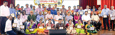 சென்னையில் நேற்று நடைபெற்ற ‘அன்பாசிரியர்’ விருது வழங்கும் விழாவில், ‘முன்மாதிரி அன்பாசிரியர்’ விருது பெற்ற ஆசிரியர்களுடன் பள்ளிக்கல்வி அமைச்சர் அன்பில் மகேஸ் பொய்யாமொழி.