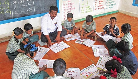 ஸ்ரீமுஷ்ணம் அருகே நூலக கட்டிடத்தில் கல்வி பயிலும் மாணவர்கள்