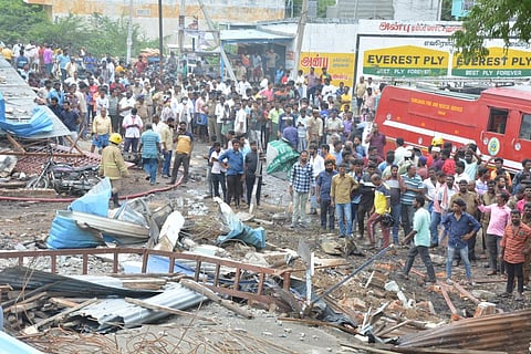 கிருஷ்ணகிரி பழையபேட்டை பகுதியில் நேற்று பட்டாசு கிடங்கில் ஏற்பட்ட வெடிவிபத்து நேரிட்ட இடத்தில் திரண்ட பொதுமக்கள்.