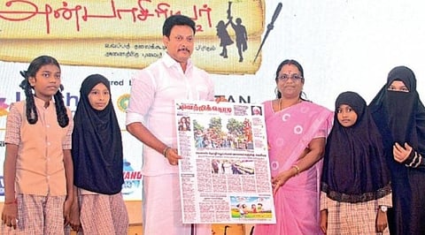 அரசு பள்ளி மாணவர்களின் வாசிப்புத்திறனை அதிகரிக்கும் ‘வெற்றிக்கொடி’ மாணவர் நாளிதழ் - அமைச்சர் அன்பில் மகேஸ் வழங்கினார்