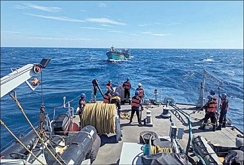 சென்னை அருகே நடுக்கடலில் மீன்பிடி படகில் தத்தளித்த நாகை மீனவர்களை மீட்ட கடற்படையினர்