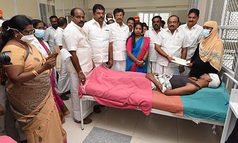 கிருஷ்ணகிரி பட்டாசு ஆலை விபத்தில் காயமடைந்தவர்களுக்கு தமிழக உணவுத்துறை அமைச்சர் சக்கரபாணி நிவாரணத் தொகையை வழங்கினார்.