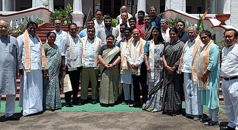 மணிப்பூர் ஆளுநரை சந்தித்து மனு அளித்த எதிர்க்கட்சி எம்பிக்கள் குழுவினர்