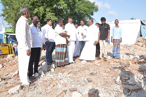 காங்கிரஸ் எம்.பி.செல்லக்குமார் பட்டாசு வெடி விபத்து பகுதிகளை நேரில் பார்வையிட்டார்.