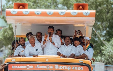 ராமநாதபுரத்தில் என் மண் என் மக்கள் நடைபயணத்தின் போது பொதுமக்களிடையே உரையாற்றும் பாஜக மாநிலத் தலைவர் அண்ணாமலை