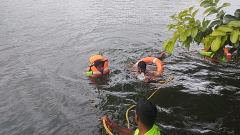 மேட்டூர் காவிரி ஆற்றில் குளித்துக் கொண்டிருந்தபோது நீரில் மூழ்கி உயிரிழந்த கல்லூரி மாணவனின் உடலை மீட்டு கரைக்கு கொண்டு வந்த தீயணைப்பு வீரர்கள்.