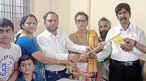 அறங்காவலர் குழு தலைவர் செந்தாமரைக்கண்ணனிடம் குன்றத்தூர் முருகன் கோயிலுக்கு தங்க சேவல் கொடியை காணிக்கையாக அளித்த விவேகானந்தன் மற்றும் அவரது குடும்பத்தினர்.