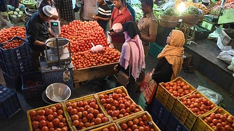 வரத்து குறைந்துள்ளதால் கோயம்பேடு சந்தையில் தக்காளி விலை கிலோ ரூ.150: பண்ணை பசுமை கடைகளில் விற்பனை தீவிரம்