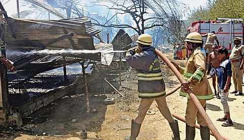 ஈரோடு மாவட்டம், சித்தோடு அருகே கோழிப்பண்ணையில் ஏற்பட்ட தீயை அணைக்கும் பணியில் ஈடுபட்ட தீயணைப்புத்துறை வீரர்கள்.