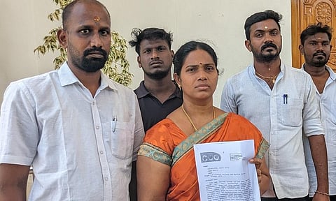 மின்கம்பம் விழுந்ததில் கணுக்கால் இழந்த தனது மகனுக்கு அரசு வேலை வழங்கக்கோரி அவரது தாயார் மாவட்ட ஆட்சியர் அலுவலகத்தில் மனு அளித்தார் | படம்: எஸ்.கிருஷ்ணமூர்த்தி.