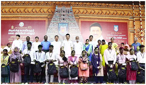 கபாலீஸ்வரர் கலை மற்றும் அறிவியல் கல்லூரி மாணவர்களுக்கு  தமிழக முதல்வர் மு.க.ஸ்டாலின்  கல்வி உபகரணங்களுடன் கூடிய புத்தகப்பைகளை வழங்கினார்