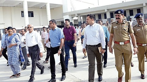 கிளாம்பாக்கத்தில் கட்டப்பட்டு வரும் புதிய பேருந்து முனையத்தின் இறுதிகட்ட பணிகளை தமிழக தலைமைச் செயலர் சிவ்தாஸ் மீனா நேற்று ஆய்வு செய்தார். உடன் வீட்டுவசதி, நகர்ப்புற வளர்ச்சி துறை செயலர் அபூர்வா, சென்னை பெருநகர வளர்ச்சி குழும உறுப்பினர் செயலர் அன்சுல் மிஸ்ரா, செங்கல்பட்டு மாவட்ட ஆட்சியர் ஆ.ர.ராகுல்நாத், தாம்பரம் காவல் ஆணையர் அமல்ராஜ்.படம்: எம்.முத்துகணேஷ்