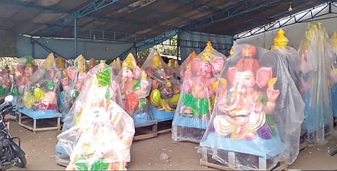 விநாயகர் சதுர்த்தி விழாவுக்காக குமாரபாளையத்தில் உள்ள கூடத்தில் விற்பனைக்கு வைக்கப்பட்டுள்ள விநாயகர் சிலைகள்.