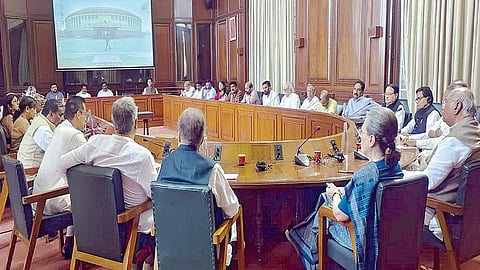 மணிப்பூரில் நேரில் கண்ட நிலவரம் குறித்து காங்கிரஸ் தலைவர் மல்லிகார்ஜுன கார்கே, சோனியா காந்தியிடம் நேற்று ‘இண்டியா’ கூட்டணியைச் சேர்ந்த எதிர்க்கட்சி எம்பிக்கள் விளக்கினர். படம்:பிடிஐ