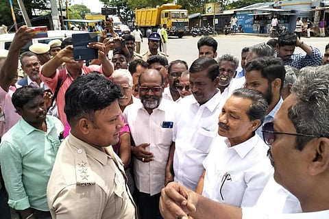 வளையமாதேவி கிராமம் செல்ல முயன்ற மார்க்சிஸ்ட் கட்சியினர் தடுத்து நிறுத்தம்