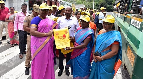 கொல்லிமலை  வல்வில் ஓரி விழாவை முன்னிட்டு பொதுமக்களுக்கு மாவட்ட ஆட்சியர் ச.உமா மஞ்சப்பை கொடுது்து விழிப்புணர்வு ஏற்படுத்தினார்.