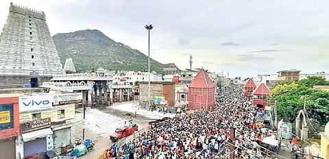 திருவண்ணாமலையில் நேற்று கிரிவலம் சென்ற பக்தர்கள்.