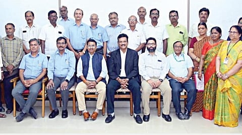 ‘பிரயாஸ்’ திட்டத்தின் கீழ், தனியார் நிறுவன ஊழியர்களுக்கு ஓய்வுபெறும் நாளிலேயே அவர்களுக்கான ஓய்வூதியம் பெறுவதற்கான ஆணை வழங்கும் விழா அம்பத்தூரில் உள்ள மண்டல தொழிலாளர் வருங்கால வைப்பு நிதி (இபிஎஃப்ஓ) அலுவலகம் சார்பில் நடைபெற்றது. இதில், பங்கேற்ற இபிஎஃப்ஓ அறங்காவலர்கள் மத்திய வாரியத்தின் உறுப்பினர் கே.இ.ரகுநாதன், சென்னை மற்றும் புதுச்சேரி மண்டல தொழிலாளர் வருங்கால வைப்பு நிதி கூடுதல் மத்திய ஆணையர் பங்கஜ் மற்றும் ஓய்வூதிய ஆணை பெற்ற தனியார் நிறுவன ஊழியர்கள்.