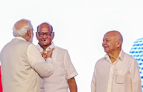 மகாராஷ்டிராவில் நடந்த திலகர் விருது விழா மேடையில் பிரதமர் மோடியுடன் பங்கேற்ற சரத் பவார்