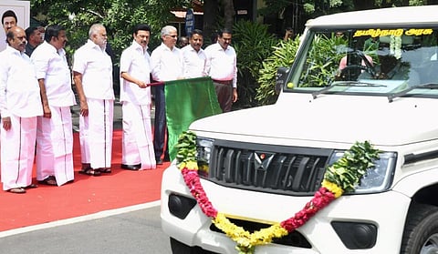 ஊரக வளர்ச்சி மற்றும் ஊராட்சித் துறை அலுவலர்களின் பயன்பாட்டிற்காக 253 வாகனங்களை சென்னை தலைமைச் செயலகத்தில் முதல்வர் மு.க.ஸ்டாலின் கொடியசைத்து தொடங்கி வைத்தார் | படம்: எஸ்.ஆர்.ரகுநாதன்