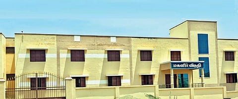 கோவில்பட்டி கிருஷ்ணாநகரில் உள்ள அரசு கலை மற்றும் அறிவியல் கல்லூரி வளாகத்தில் கட்டி முடித்து ஓராண்டாகியும் செயல்படாத மாணவிகள்  விடுதி.