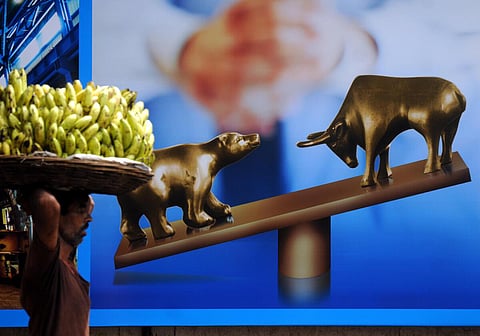 சென்செக்ஸ் 676 புள்ளிகள் வீழ்ச்சி