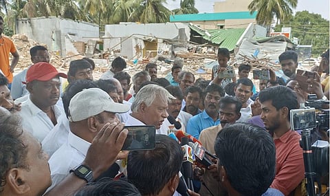 கிருஷ்ணகிரியில் பட்டாசு வெடி விபத்து நிகழ்ந்த இடத்தை பார்வையிட்ட அதிமுக முன்னாள் அமைச்சர் கே.பி.முனுசாமி செய்தியாளர்களைச் சந்தித்தார்