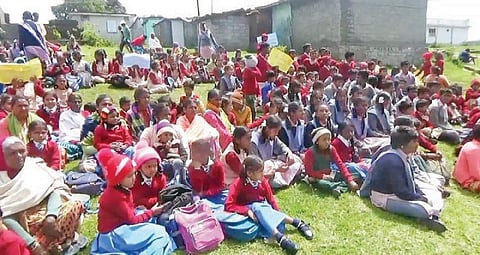 உதகை அருகே புதிய பள்ளிக் கட்டிடம் கட்டித்தர வலியுறுத்தி போராட்டம்