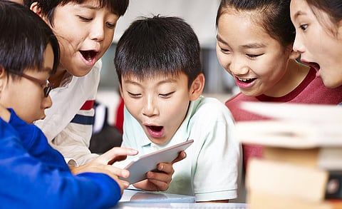 சிறுவர்கள் 2 மணி நேரம் மட்டுமே இணையத்தைப் பயன்படுத்தலாம்: சீனாவில் புதிய கட்டுப்பாடு