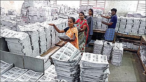 2024-ம் ஆண்டுக்கான காலண்டர் உற்பத்தியில் ஈடுபட்டுள்ள தொழிலாளர்கள்.