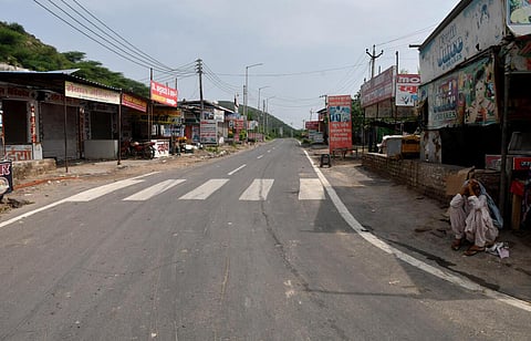 கலவரம் காரணமாக வெறிச்சோடி காணப்படும் நூ நகரம்