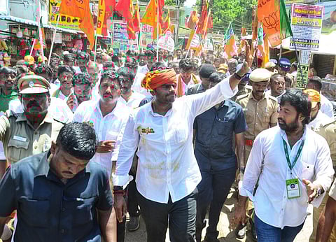 மதுரை மேலூரில் பாத யாத்திரை செல்லும் அ்ண்ணாமலை. | படம்: எஸ்.கிருஷ்ணமூர்த்தி.