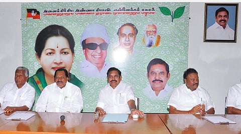 சென்னை ராயப்பேட்டையில் உள்ள அதிமுக தலைமை அலுவலகத்தில் நேற்று நடைபெற்ற மாவட்டச் செயலாளர்கள் கூட்டம்.