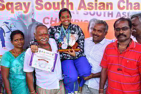 தெற்காசிய உறைவாள் சண்டை போட்டியில் தங்கம் வென்ற தஞ்சை மாணவிக்கு சொந்த ஊரில் பாராட்டு