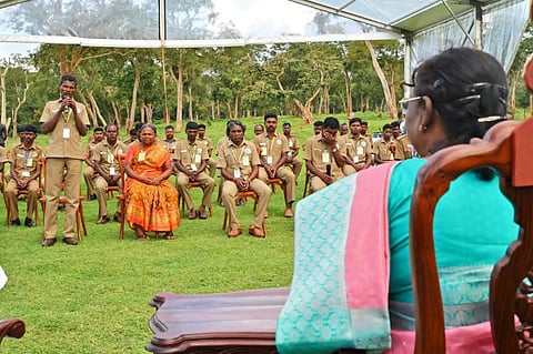 பொம்மன் - பெள்ளியை சந்தித்த குடியரசுத் தலைவர் திரவுபதி முர்மு - மக்களுக்கு சாக்லெட் கொடுத்து சர்ப்ரைஸ்!
