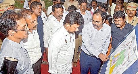 திருமழிசையை அடுத்த குத்தம்பாக்கம் ஊராட்சியில், அதிநவீன திரைப்பட நகரம் அமைப்பது குறித்து அமைச்சர் உதயநிதி ஸ்டாலின் ஆய்வு செய்தார். உடன் திருவள்ளூர் ஆட்சியர் ஆல்பி ஜான் வர்கீஸ், எம்எல்ஏ ஆ.கிருஷ்ணசாமி, டிஆர்ஓ அசோகன் உள்ளிட்டோர்.