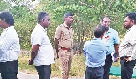 கிருஷ்ணகிரியில் பட்டாசு கிடங்கு வெடிவிபத்தில் உயிரிழந்த  ராஜேஸ்வரியின் வீட்டுக்கு நேற்று விசாரணை நடத்த வந்த மத்திய பெட்ரோலியம் மற்றும் வெடி பொருட்கள் பாதுகாப்புத் துறை அலுவலர் குழுவினர்