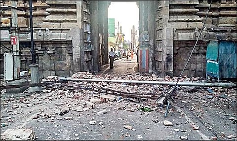 ரங்கம் ரங்கநாதர் கோயிலின் கிழக்குவாசல் கோபுரத்தின் முதல் நிலையில் இருந்த கொடுங்கை நேற்று இடிந்து விழுந்ததில் சிதறிக்கிடக்கும் இடிபாடுகள். படம்: ர.செல்வமுத்துகுமார்