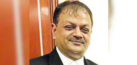 சுயமரியாதையை விட்டுக் கொடுக்க முடியாது - மும்பை உயர் நீதிமன்ற அறையிலேயே திடீரென ராஜினாமா அறிவித்த நீதிபதி