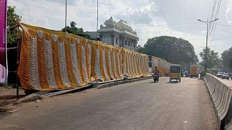 புதுச்சேரி தாவரவியல் பூங்கா அருகே தீரைச்சீலை அமைத்து மூடப்பட்டுள்ள வாய்க்கால்