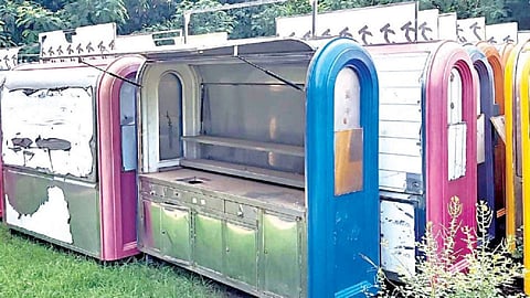 சென்னை பெசன்ட் நகர் கடற்கரையில் காற்று வாங்கும் ஸ்மார்ட் கடைகள்: வியாபாரிகள் ஏற்காததால் வீணாகும் அவலம்