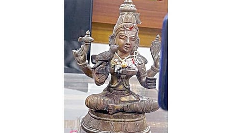 ஆற்றில் கண்டெடுக்கப்பட்ட ஐம்பொன் அம்மன் சிலை.