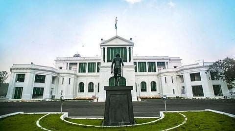 குடியரசு தலைவர் இருந்த நிலையில் ஆளுநர் மாளிகை எதிரே திடீர் தீ விபத்து